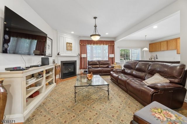 122 White Pine Ct, Paramus Boro, NJ 07652