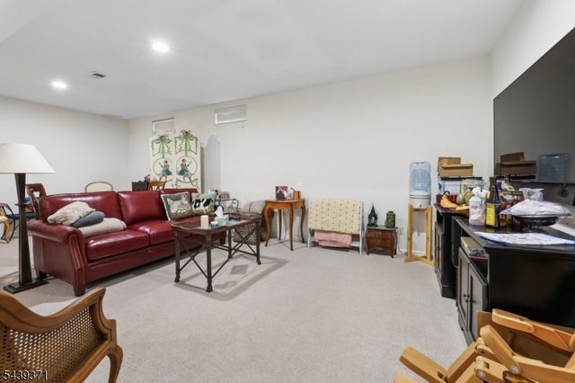 122 White Pine Ct, Paramus Boro, NJ 07652