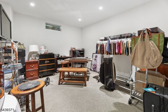 122 White Pine Ct, Paramus Boro, NJ 07652