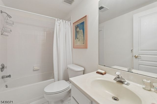 122 White Pine Ct, Paramus Boro, NJ 07652