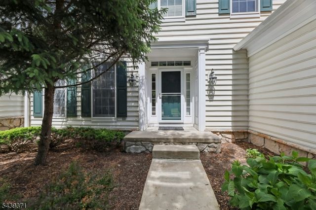 122 White Pine Ct, Paramus Boro, NJ 07652