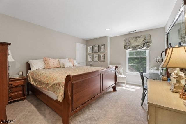122 White Pine Ct, Paramus Boro, NJ 07652