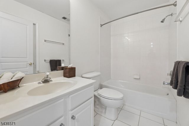 122 White Pine Ct, Paramus Boro, NJ 07652