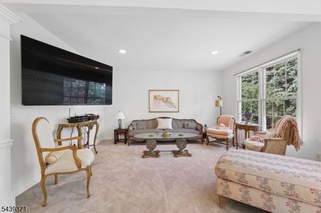 122 White Pine Ct, Paramus Boro, NJ 07652