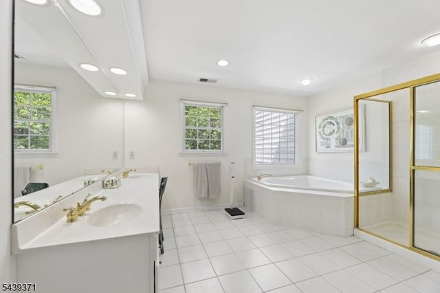 122 White Pine Ct, Paramus Boro, NJ 07652