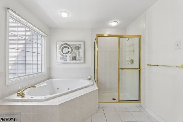 122 White Pine Ct, Paramus Boro, NJ 07652