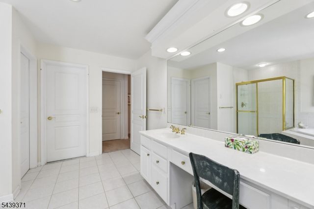 122 White Pine Ct, Paramus Boro, NJ 07652
