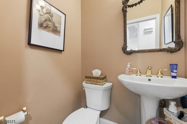 122 White Pine Ct, Paramus Boro, NJ 07652