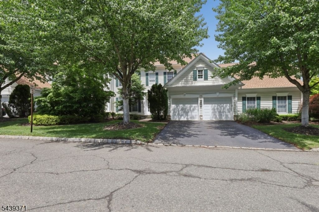 122 White Pine Ct, Paramus Boro, NJ 07652