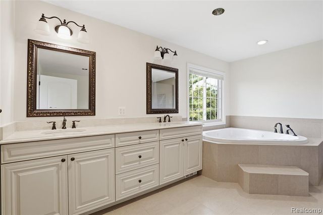 2084 Wabeek Hill Court, Bloomfield Hills, MI 48302