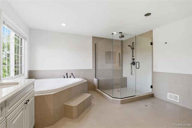 2084 Wabeek Hill Court, Bloomfield Hills, MI 48302