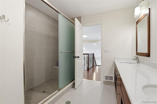 2084 Wabeek Hill Court, Bloomfield Hills, MI 48302