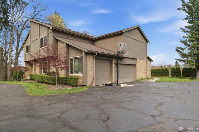2084 Wabeek Hill Court, Bloomfield Hills, MI 48302