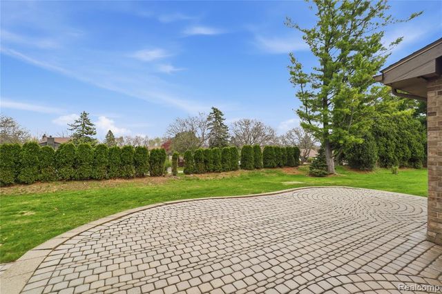 2084 Wabeek Hill Court, Bloomfield Hills, MI 48302