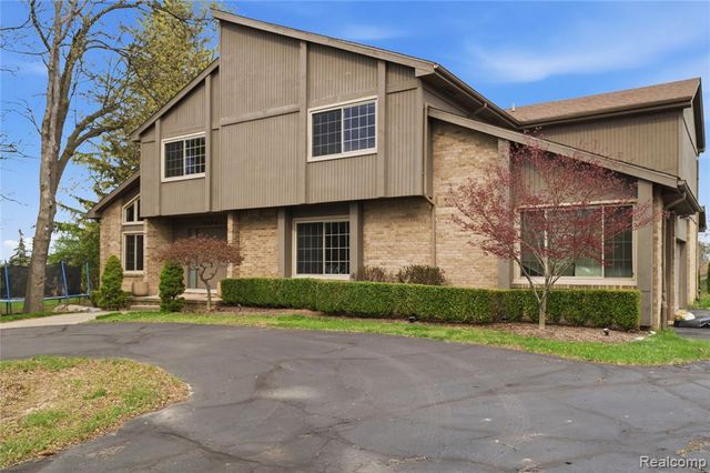 2084 Wabeek Hill Court, Bloomfield Hills, MI 48302