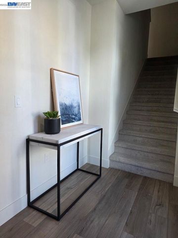 2053 Clement Avenue, Alameda, CA 94501