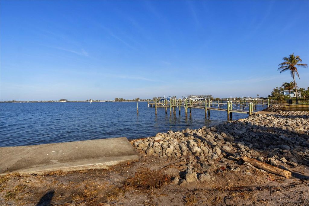 Image 8 of property listing at 712 PALMA SOLA BOULEVARD, Bradenton, FL 34209