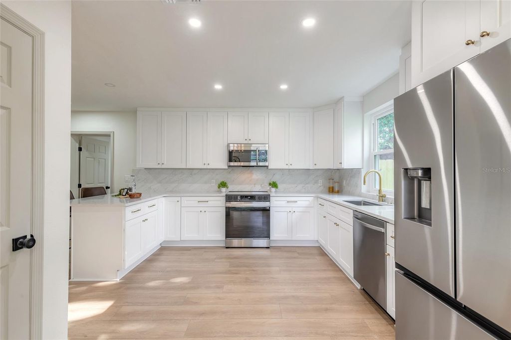 Image 9 of property listing at 82 RAY MAR DRIVE, Ormond Beach, FL 32176