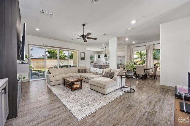 9104 Majestic Falls Lane, Shafter, CA 93263