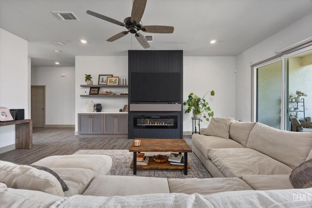 9104 Majestic Falls Lane, Shafter, CA 93263