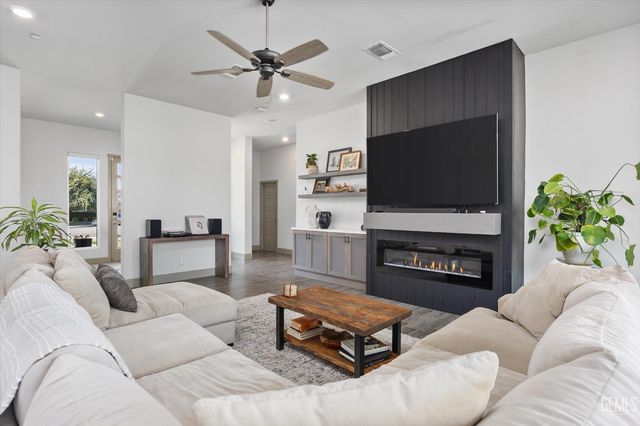 9104 Majestic Falls Lane, Shafter, CA 93263