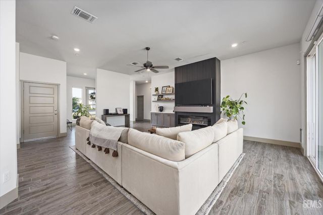 9104 Majestic Falls Lane, Shafter, CA 93263