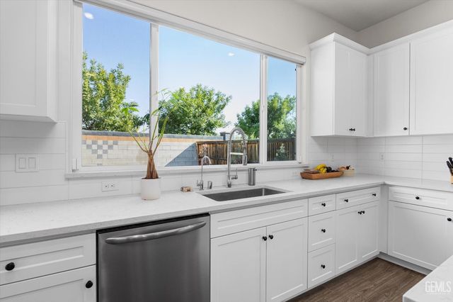 9104 Majestic Falls Lane, Shafter, CA 93263