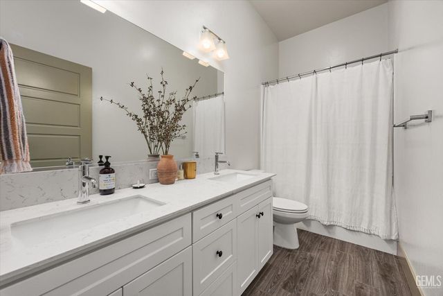 9104 Majestic Falls Lane, Shafter, CA 93263