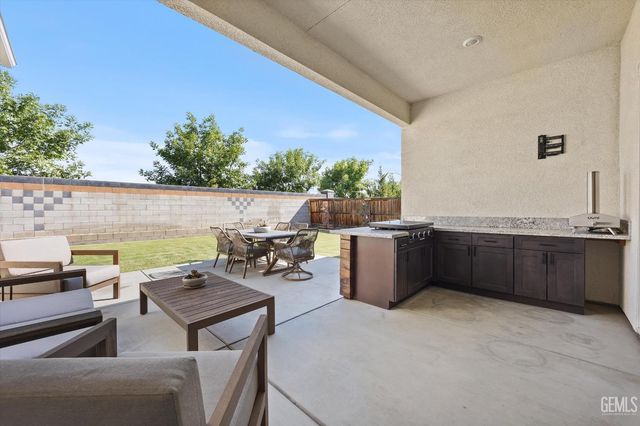 9104 Majestic Falls Lane, Shafter, CA 93263