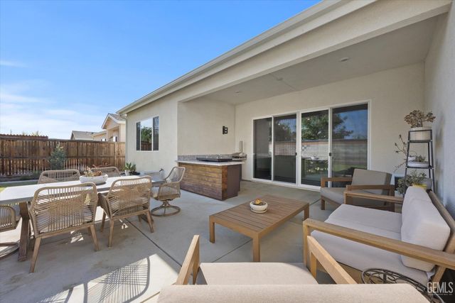 9104 Majestic Falls Lane, Shafter, CA 93263