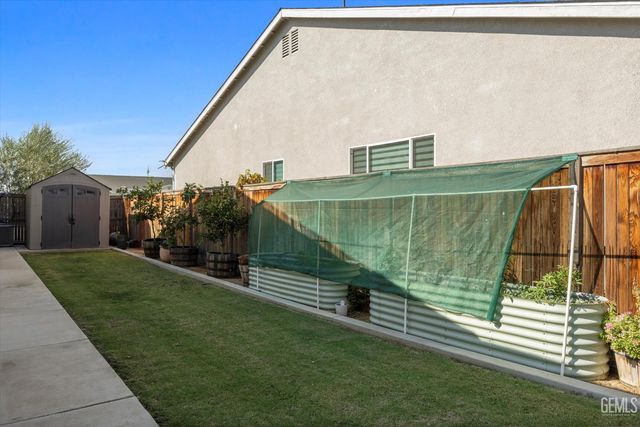 9104 Majestic Falls Lane, Shafter, CA 93263