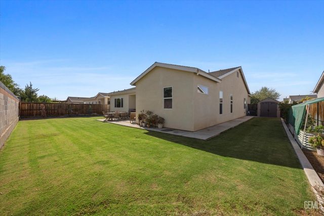 9104 Majestic Falls Lane, Shafter, CA 93263