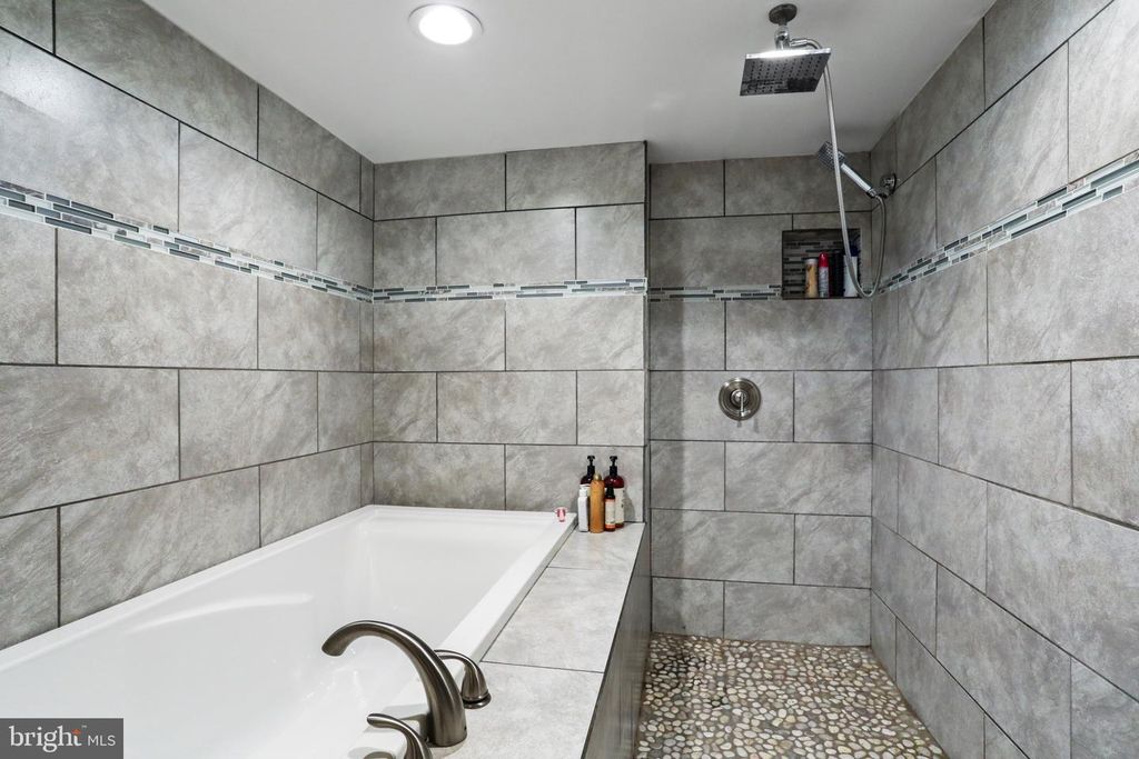 216 ENGLISH MUFFIN WAY, Berkeley Springs, WV 25411