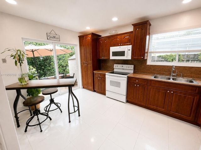 6120 SW 19th Street, North Lauderdale, FL 33068