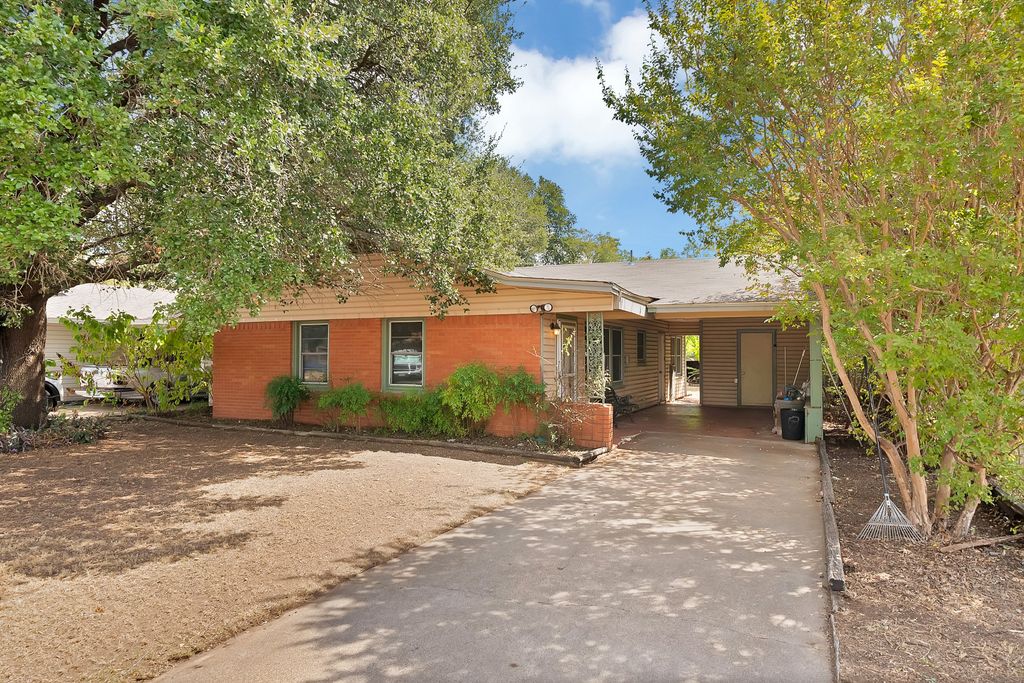 811 Phillips Street, Cleburne, TX 76033