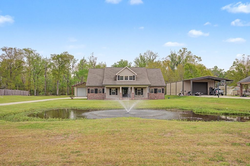 208 Live Oak Dr, Thibodaux, LA 70301