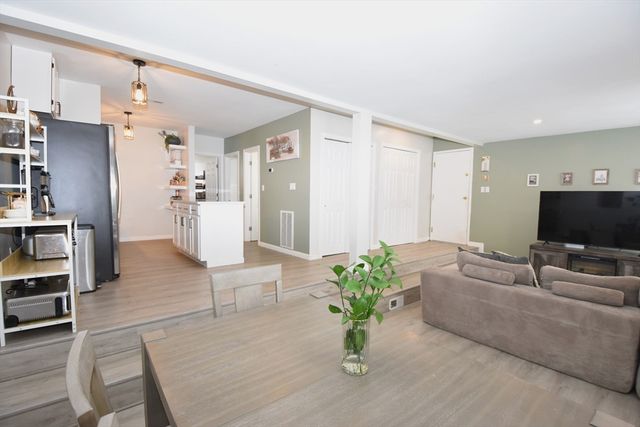 206 Tall Oaks Dr L, Weymouth, MA 02190