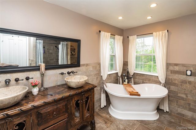1 Starlight Path, Wallkill, NY 12589