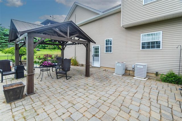 1 Starlight Path, Wallkill, NY 12589