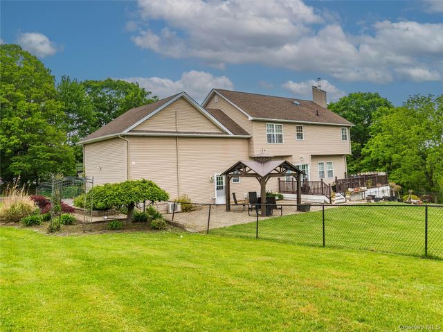 1 Starlight Path, Wallkill, NY 12589