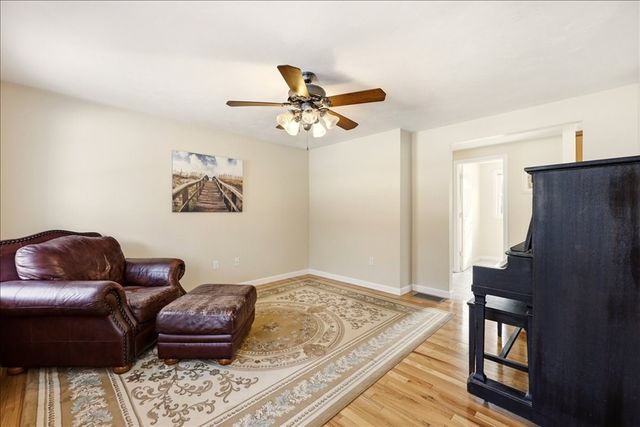 7 Tispaquin St, Middleboro, MA 02346