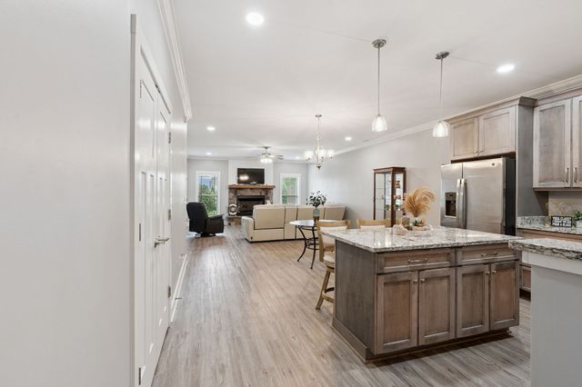 65 Campfire Ct, Winchester, TN 37398