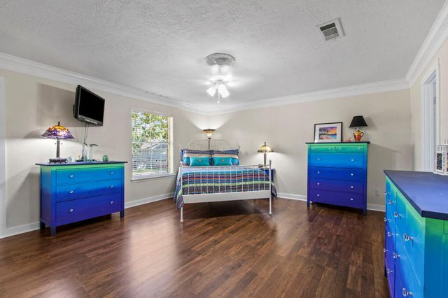 7615 Theisswood Road, Spring, TX 77379