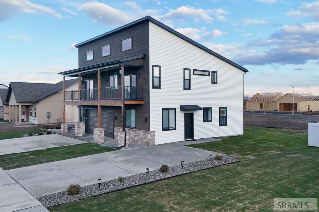 Image 11 of property listing at 370 Camas Street, Sugar City, ID 83448