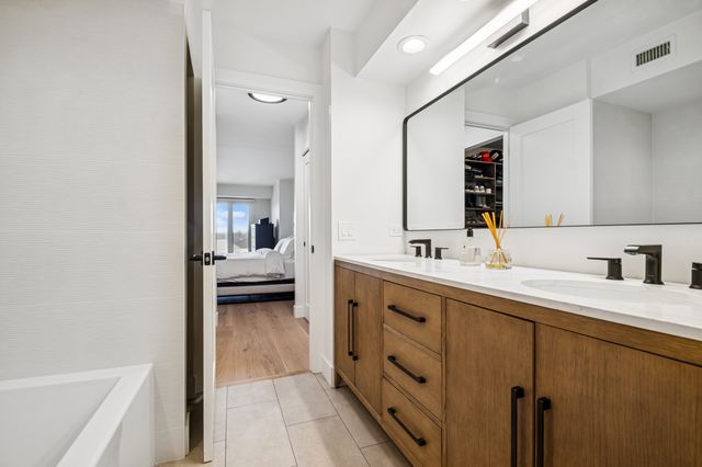 1671 Mission Hills Road S404, Northbrook, IL 60062