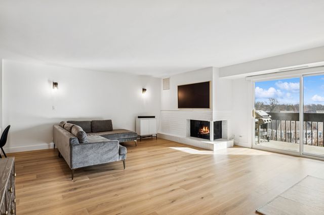 1671 Mission Hills Road S404, Northbrook, IL 60062