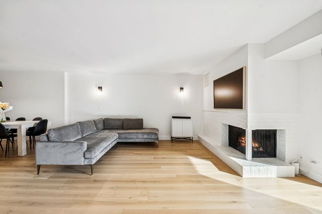 1671 Mission Hills Road S404, Northbrook, IL 60062