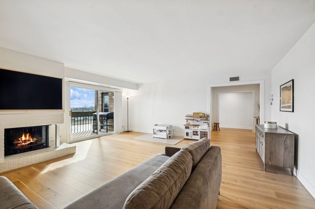 1671 Mission Hills Road S404, Northbrook, IL 60062