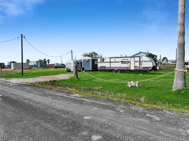 1214 N Tinkle Lane, Crystal Beach, TX 77650