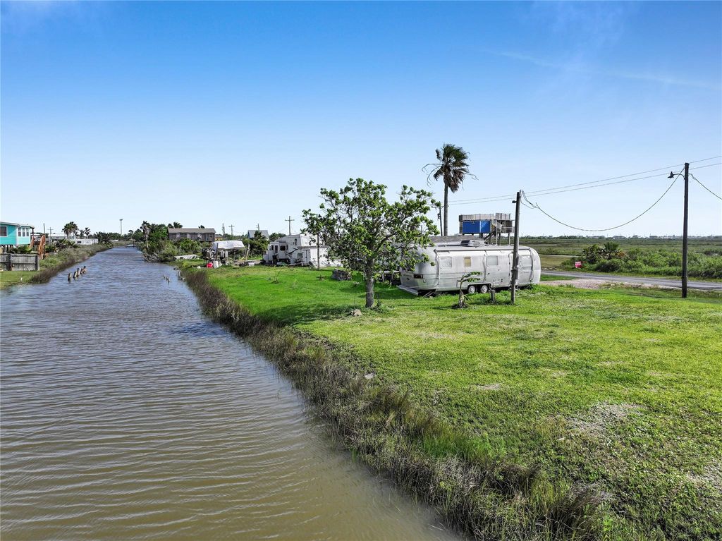 1214 N Tinkle Lane, Crystal Beach, TX 77650